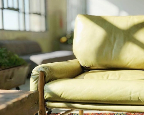 Individuelle fauteuil Un fauteuil vide, symbole d’un espace d’écoute en thérapie individuelle