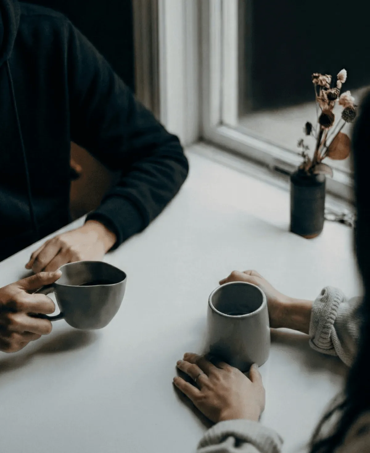 couple avec tasses Couple tenant des tasses